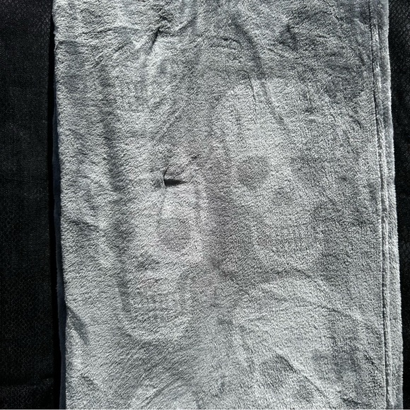 Betsey Johnson gray skull skeleton head throw blanket - Picture 5 of 5